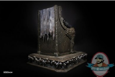 2019_12_26_12_54_53_https_www.sideshow.com_storage_product_images_905671_yhorm_on_throne_dark_soul.jpg