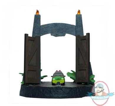 2020_04_10_17_06_01_jurassic_park_gates_environment_sculpture_internet_explorer.jpg