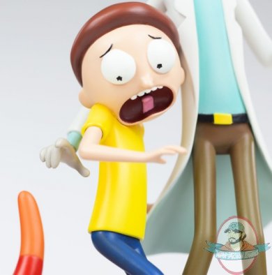 2021_05_18_13_00_20_rick_and_morty_statue_by_mondo_sideshow_collectibles.jpg