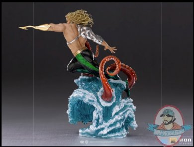 2021_05_29_19_34_05_aquaman_deluxe_1_10_scale_statue_by_iron_studios_sideshow_collectibles.jpg