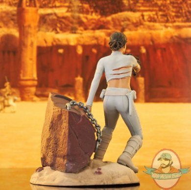2021_10_19_17_33_27_star_wars_attack_of_the_clones_padme_amidala_premier_collection_statue_ge.jpg