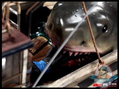 2022_01_06_15_22_58_jaws_attack_demi_art_scale_statue_by_iron_studios_sideshow_collectibles.jpg