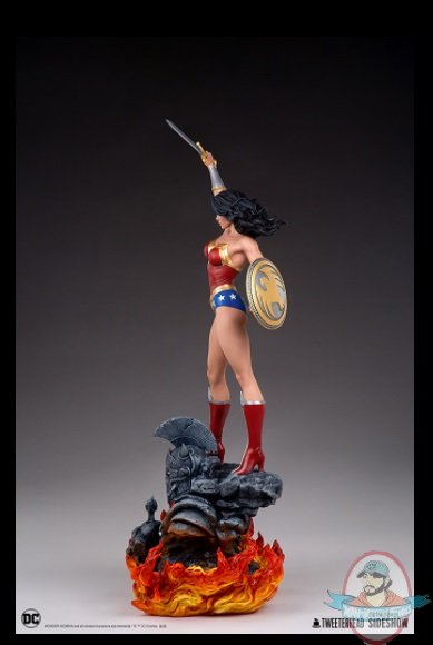 2022_02_08_17_51_04_dc_comics_wonder_woman_maquette_by_tweeterhead_sideshow_collectibles.jpg