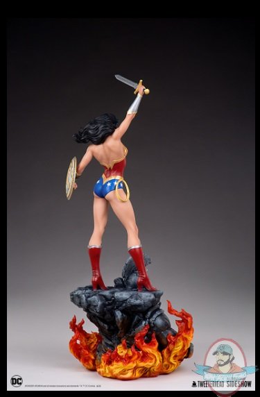 2022_02_08_17_51_20_dc_comics_wonder_woman_maquette_by_tweeterhead_sideshow_collectibles.jpg