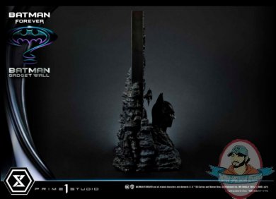 2022_02_10_11_58_44_batman_gadget_wall_1_3_scale_statue_by_prime_1_studio_sideshow_collectibles.jpg