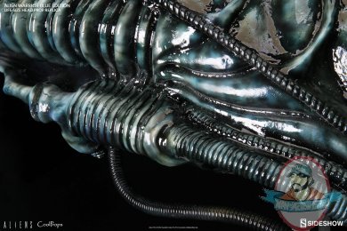 aliens-alien-warrior-blue-edition-life-size-_coolprops-902728-09.jpg