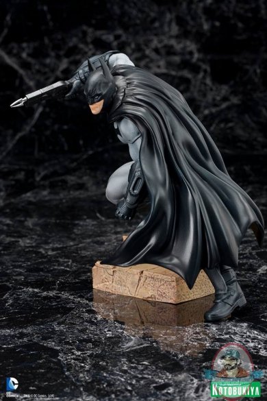 arkham-city-batman-artfx-statue-3.jpg