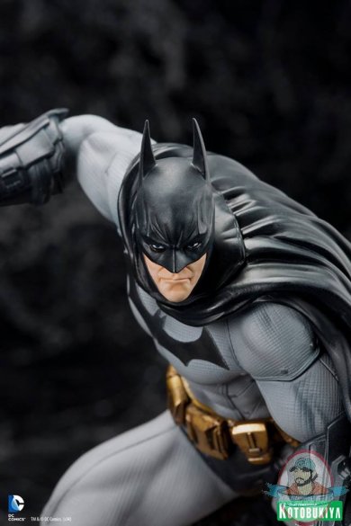 arkham-city-batman-artfx-statue-7.jpg