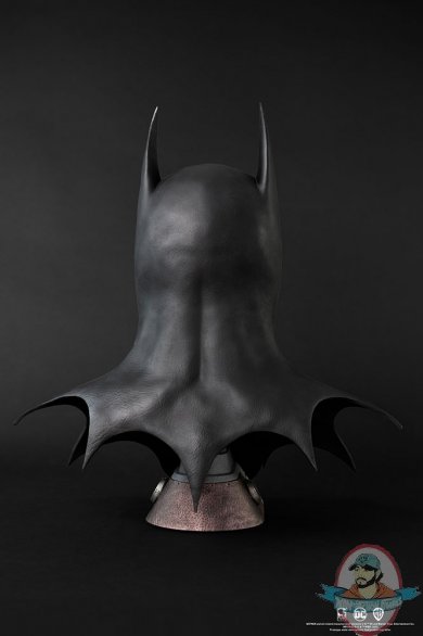 batman-life-size-cowl_warner-bros_gallery_62a219281a3c7.jpg