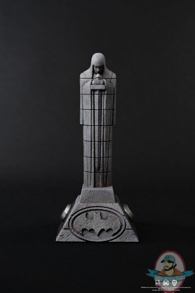 batman-life-size-cowl_warner-bros_gallery_62a21936d92a9.jpg