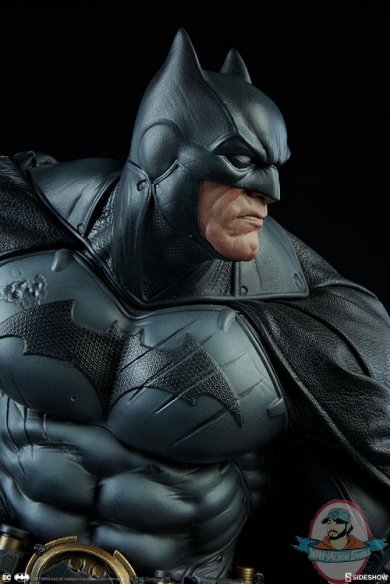 dc-comics-batman-premium-format-figure-sideshow-300542-12.jpg