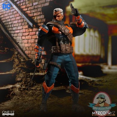 dc_one-12_collective_deathstroke_mezco_76370_w08.jpg