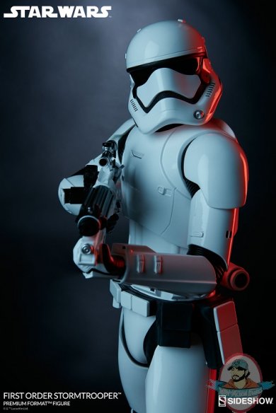 star-wars-first-order-stormtrooper-premium-format-300496-04.jpg