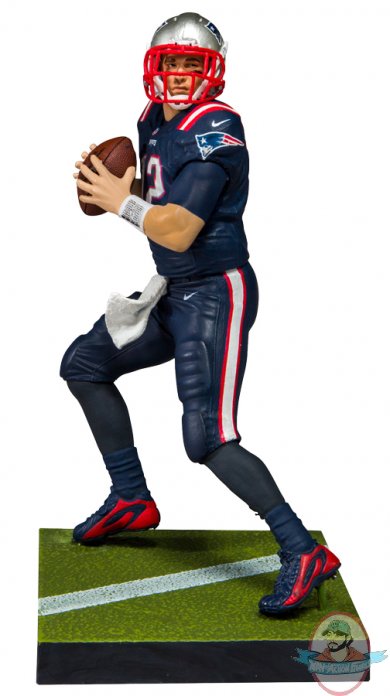 tom-brady-new-england-patriots-color-rush-uniform-ea-sports-madden-nfl-18-ultimate-team-series-1-mcfarlane-1.jpg