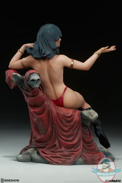 vampirella-statue-200320-07.jpg