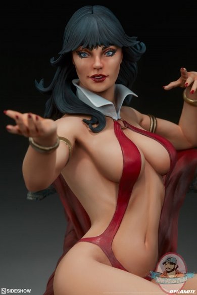 vampirella-statue-200320-08.jpg